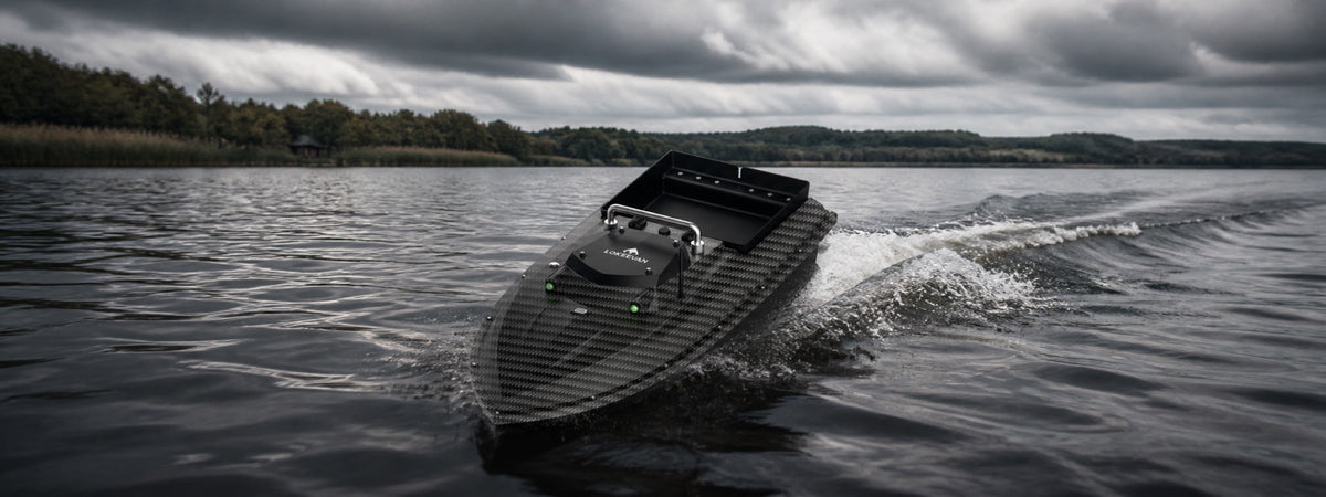 LOKEEVAN D80 Power Series Futterboot in Fahrt auf einem europäischen Karpfensee